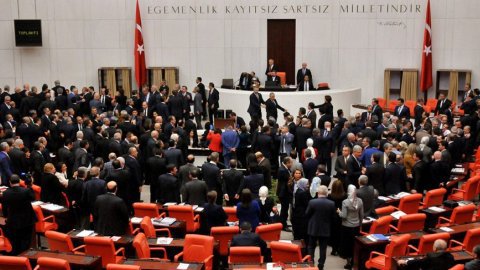 AKP-MHP bloğunda 9 oy muamması