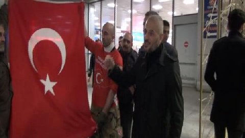 Atatürk Havalimanı’nda bayrak protestosu!