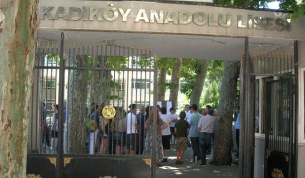 Kadıköy Anadolu Lisesi’nde festival yasağı